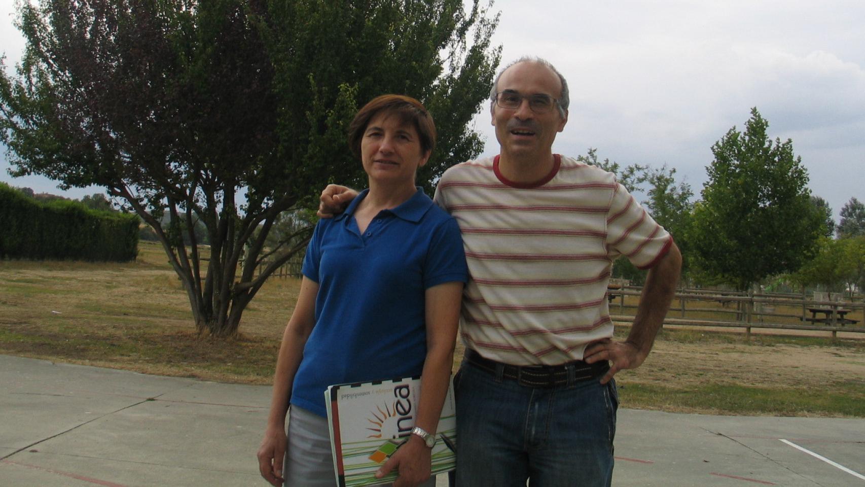 Los palentinos Mari Paz Hortelano e Iñaki Carrascal en su pueblo, en Castrillo de Don Juan