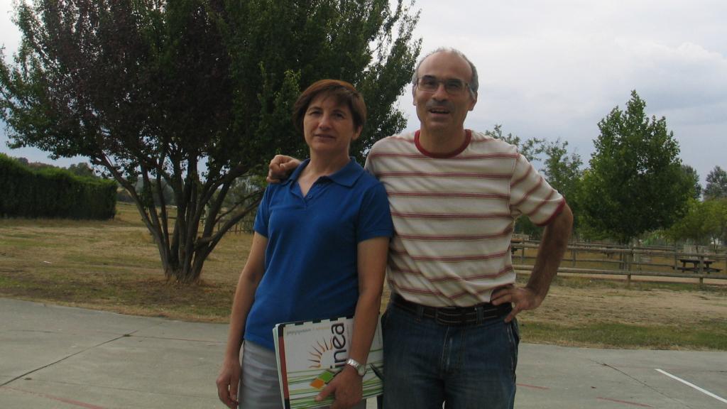 Los palentinos Mari Paz Hortelano e Iñaki Carrascal en su pueblo, en Castrillo de Don Juan
