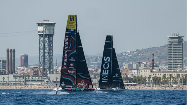 Los AC40 de Emirates Team New Zealand e INEOS Britannia, en acción en aguas de la costa de Barcelona