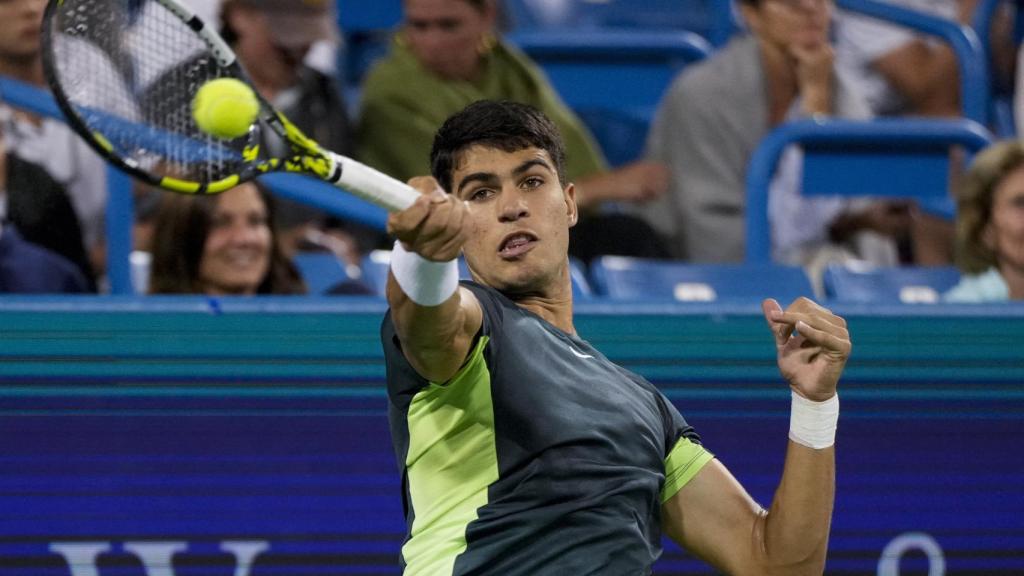 Alcaraz golpea la pelota en el Masters 1.000 de Cincinnati.