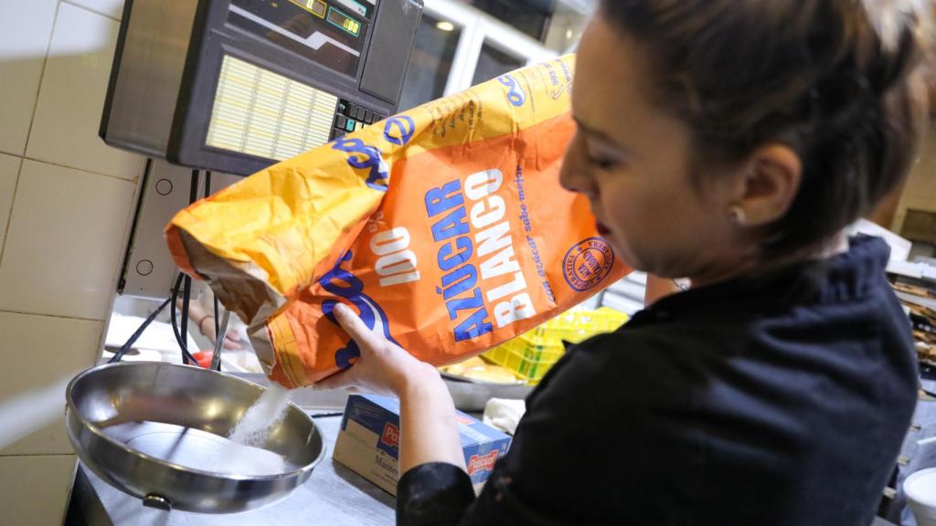 Una pastelera pesa azúcar.