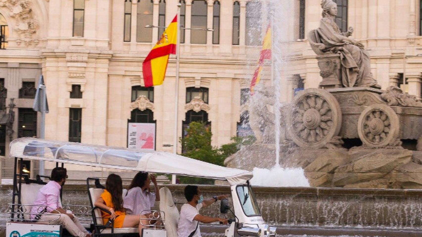 Los tuk tuk se utilizan para hacer rutas turísticas por el centro de Madrid.
