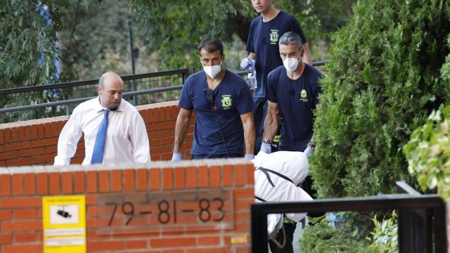 La Policía saca los cuerpos de la pareja hallada muerta en un piso de Moratalaz.
