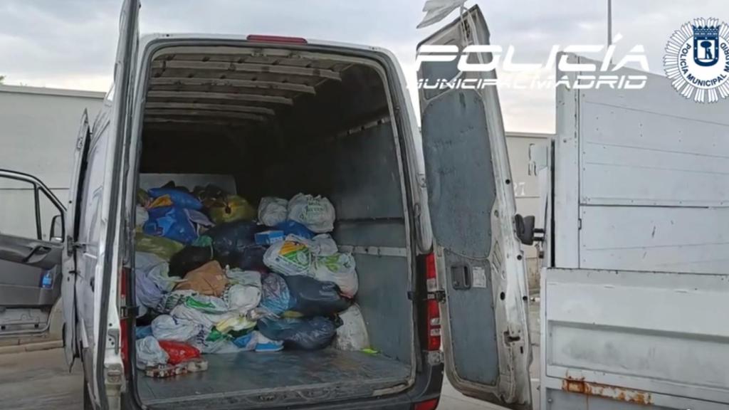Ropa robada en una de las furgonetas incautadas.
