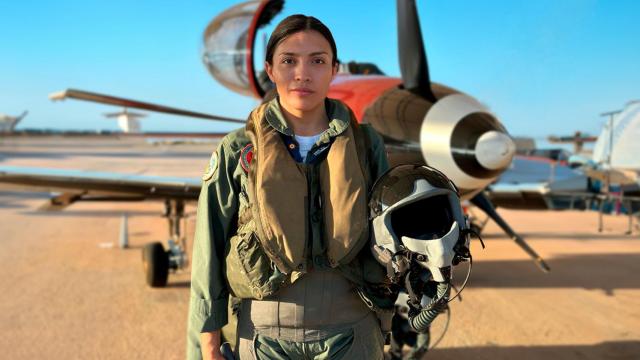 La capitán Priscila Sánchez Correa en la Academia General del Aire (San Javier, Murcia) junto al avión Pilatus.