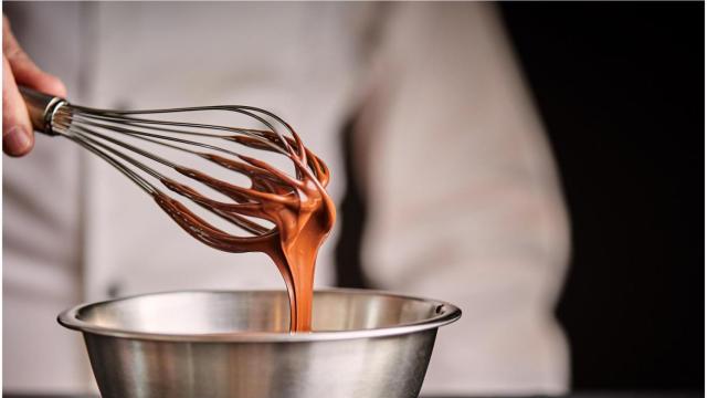 Imagen de archivo de un cocinero preparando una tarta
