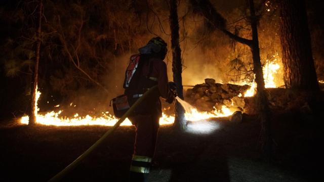 Un bombero trabaja en las labores de extinción.