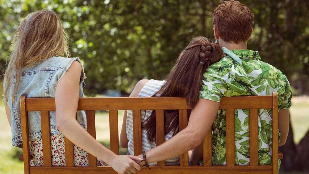 Pareja en el parque, durante una posible infidelidad.