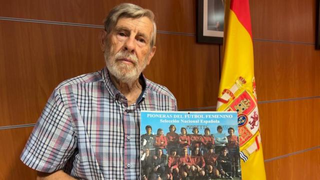 Rafael Muga, el primer seleccionador del fútbol femenino.