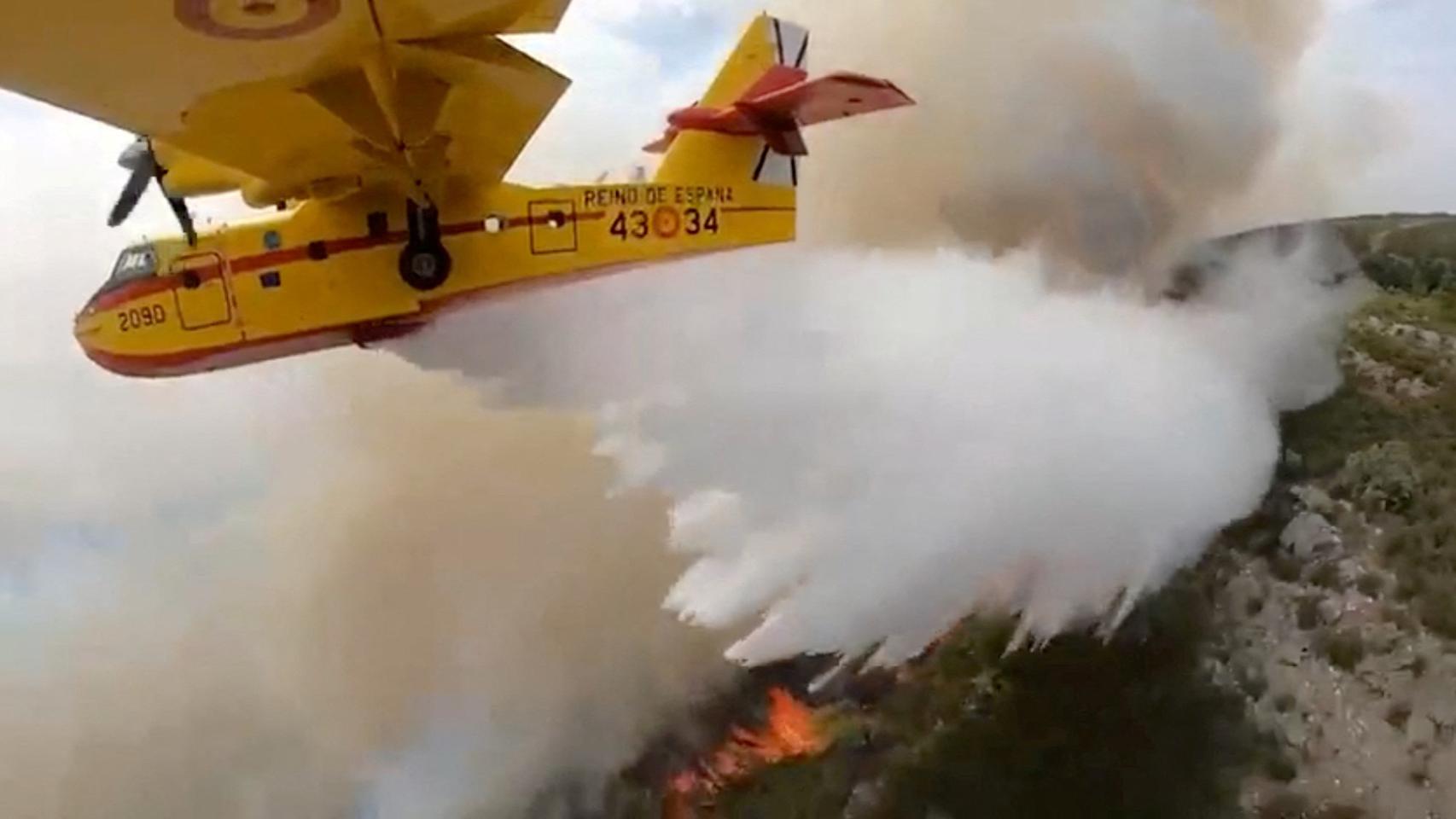 2023-08-18T075345Z_1365628451_RC27Q2AKPYP6_RTRMADP_3_EUROPE-WEATHER-SPAIN-WILDFIRES