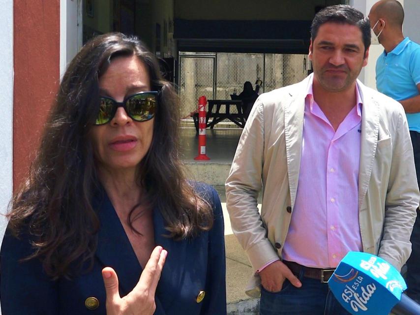 Vicente Cacho acompaña a Silvia Bronchalo y ejerce de portavoz.