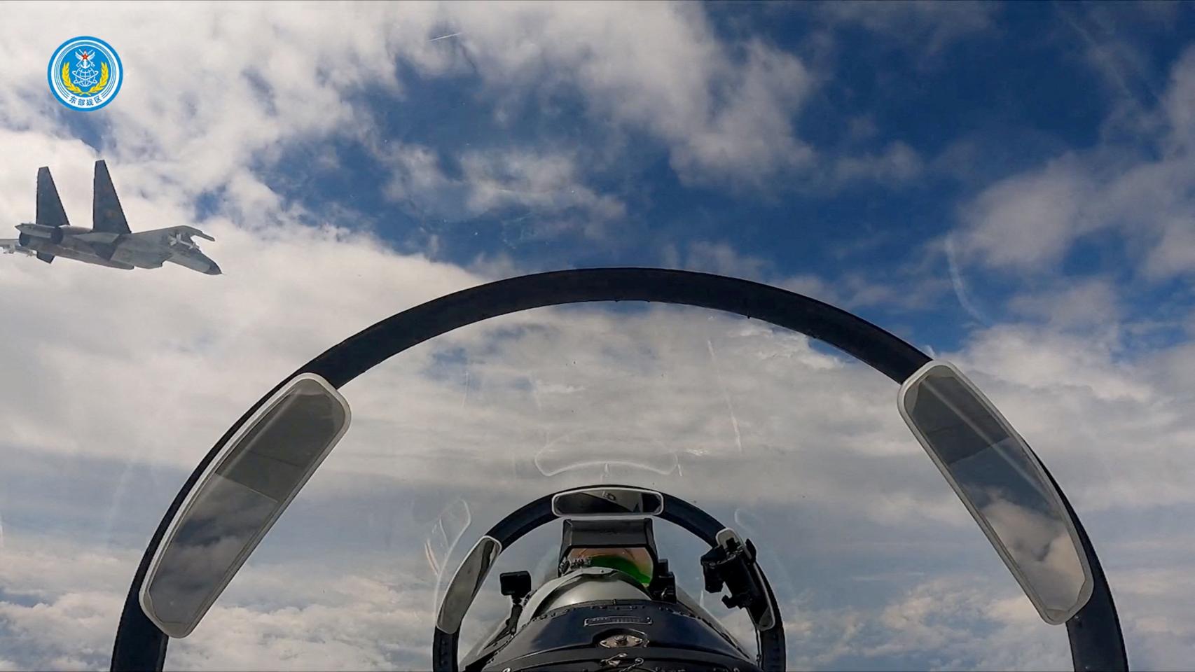 Avión chino en las maniobras sobre el Estrecho de Taiwán