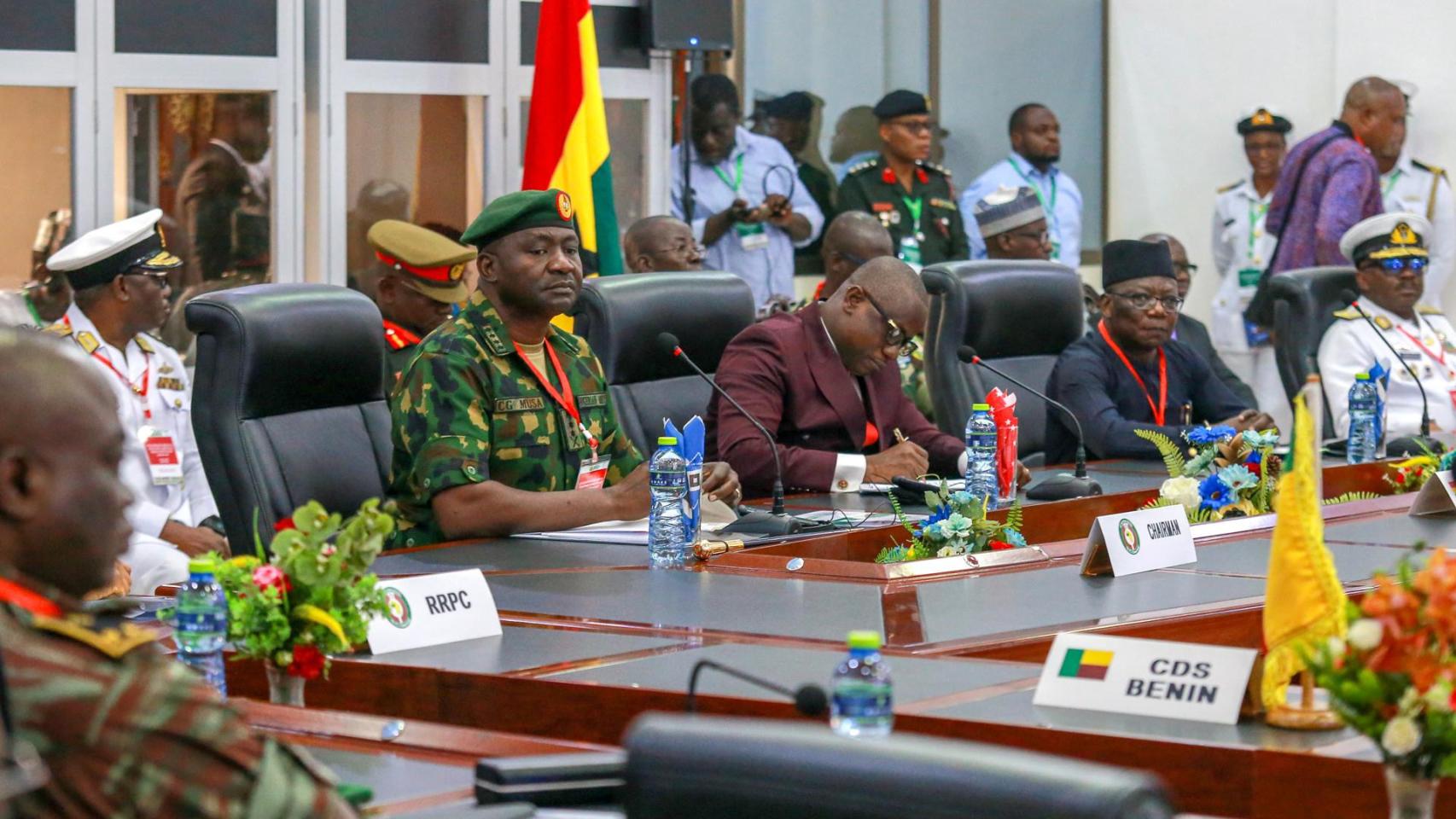 El Jefe del Estado Mayor de la Defensa de Nigeria se sienta junto al Ministro de Defensa de Ghana, Comisionado de la CEDEAO