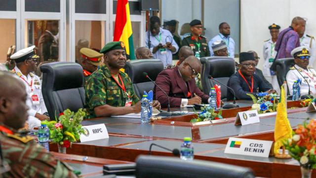 El Jefe del Estado Mayor de la Defensa de Nigeria se sienta junto al Ministro de Defensa de Ghana, Comisionado de la CEDEAO