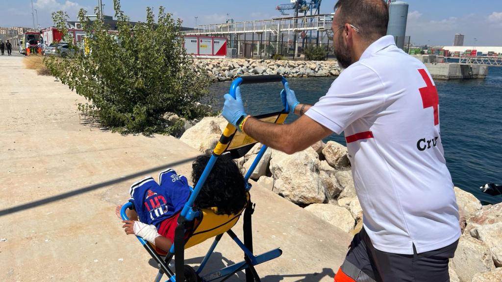 Una niña rescatada tras el naufragio de una patera en Torrevieja esta semana.