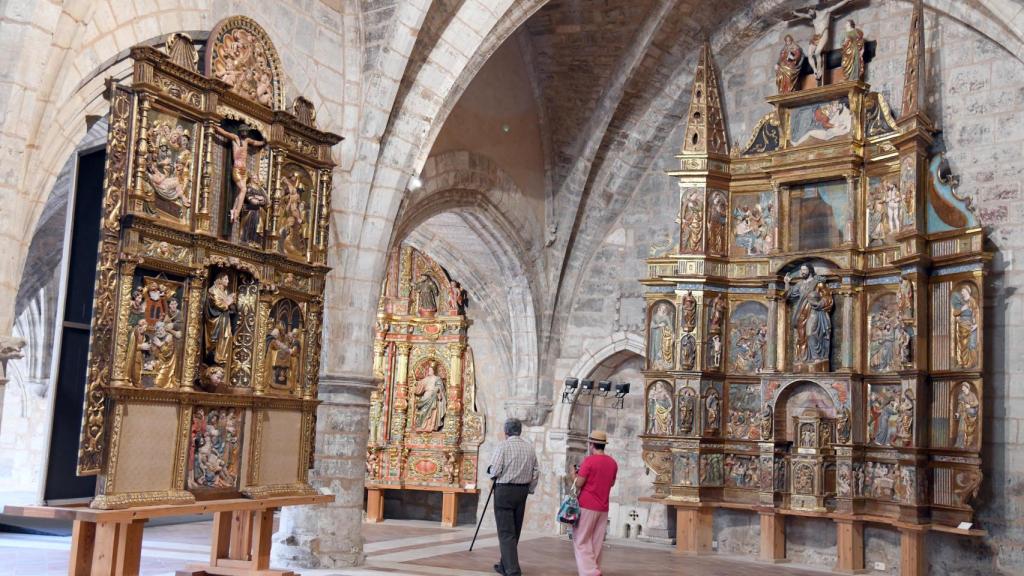 Dos personas visitan el Museo del Retablo en Burgos