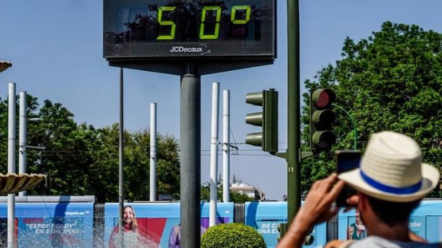 Termómetro registrando 50 grados en Sevilla