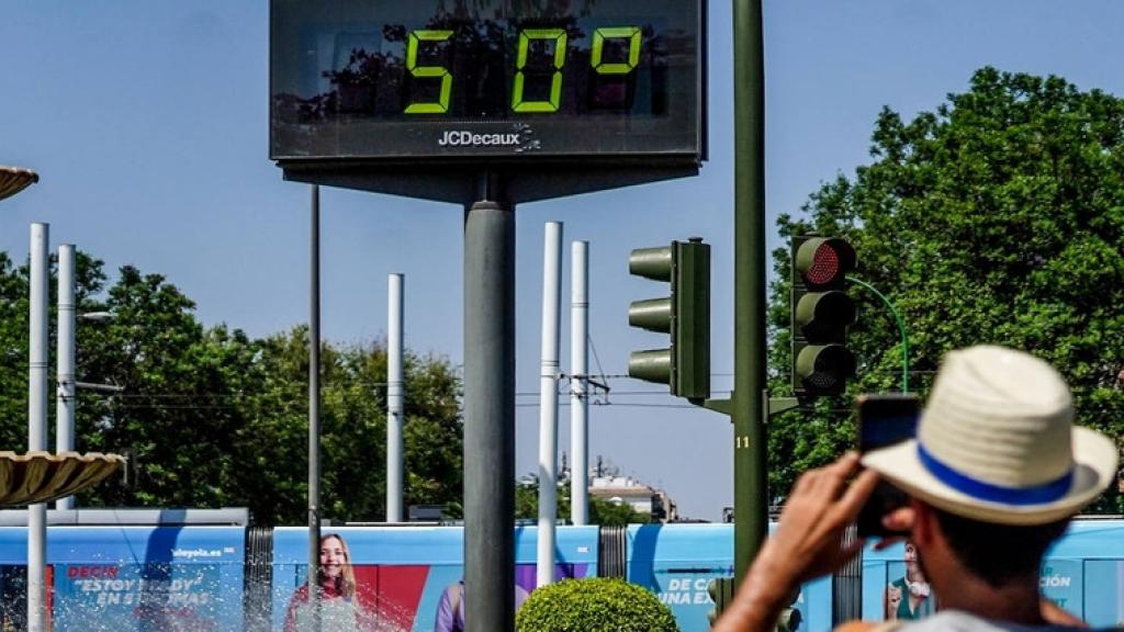 Termómetro registrando 50 grados en Sevilla