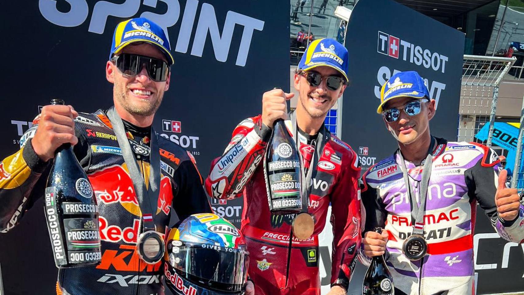 Pecco Bagnaia, escoltado por Brad Binder y Jorge Martón, en el podio del GP de Austria.