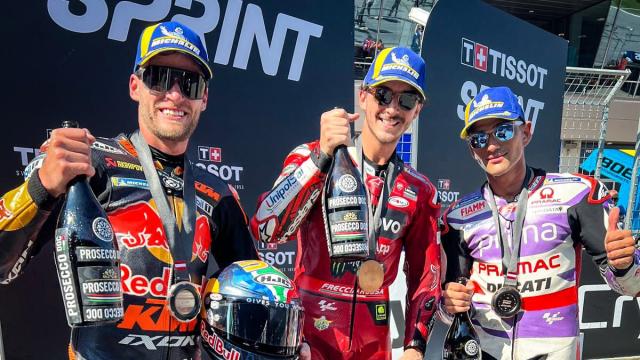 Pecco Bagnaia, escoltado por Brad Binder y Jorge Martón, en el podio del GP de Austria.