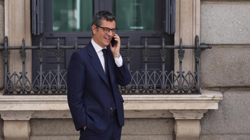 Félix Bolaños, ministro de la Presidencia, habla por teléfono en el patio del Congreso.
