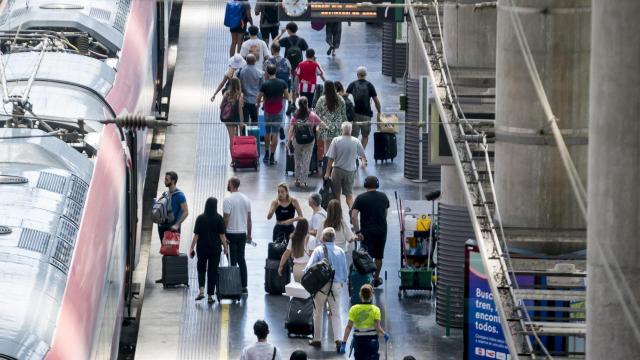 Varias personas uno de los andenes de la estación de Atocha-Almudena Grandes, en Madrid.