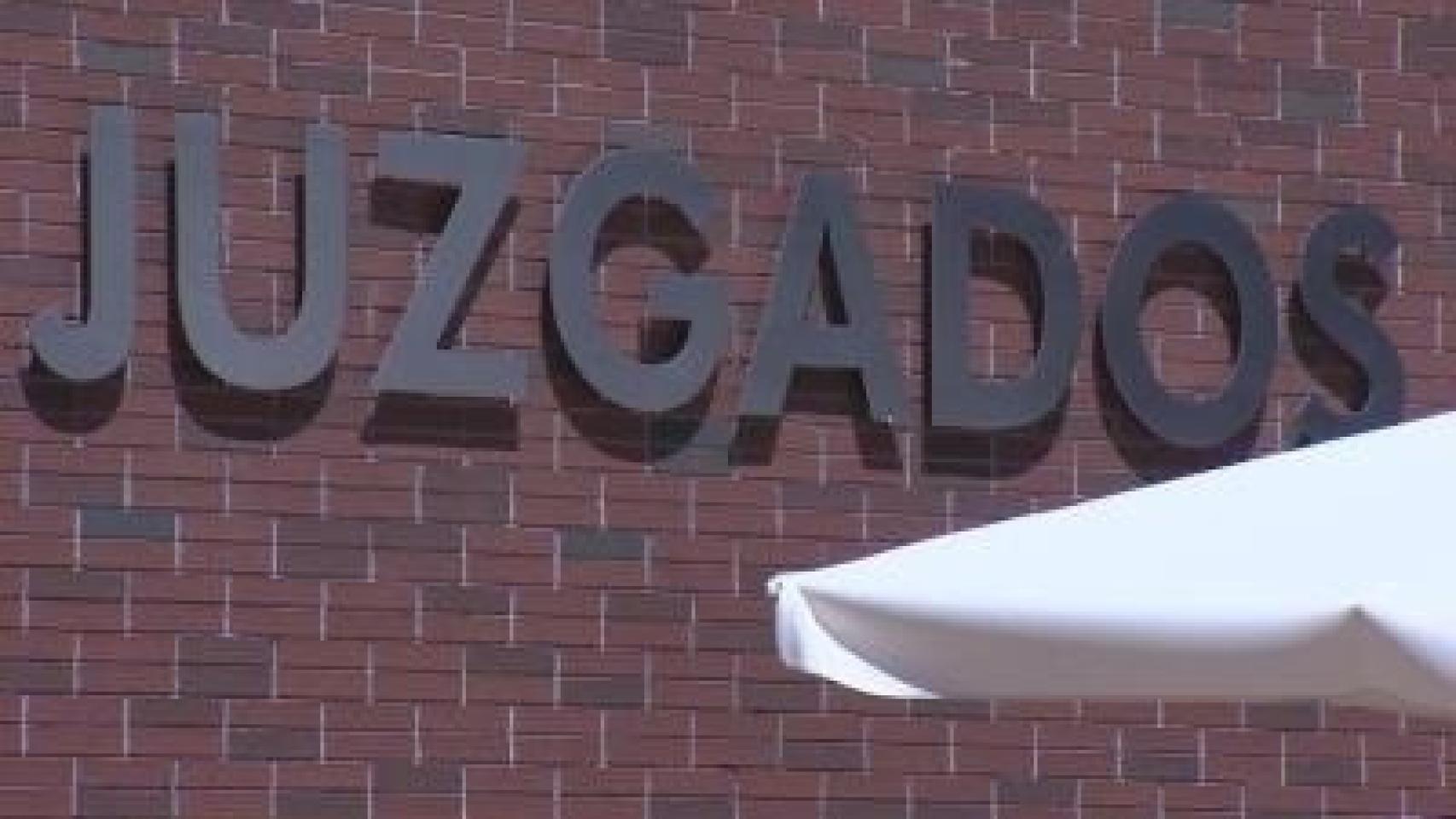Placa de los Juzgados de Alcalá de Henares.