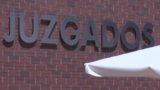 Placa de los Juzgados de Alcalá de Henares.