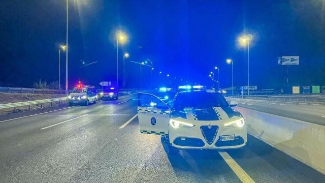 Guardia Civil en la A-2 en Alcalá de Henares tras el accidente.