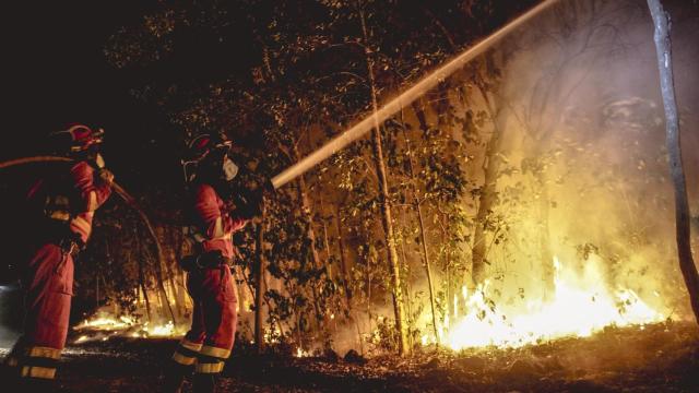 Dos miembros de la UME trabajan en las labores de extinción del incendio de Tenerife