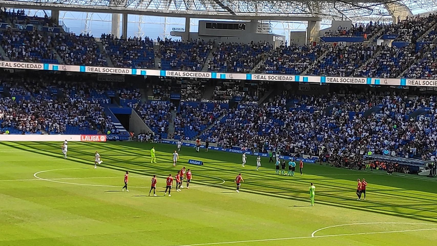 Arranque del partido en Anoeta entre la Real Sociedad y el Celta de Vigo.