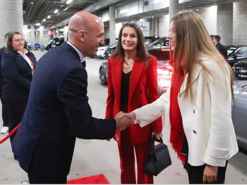 Letizia y Sofía a su llegada al partido.