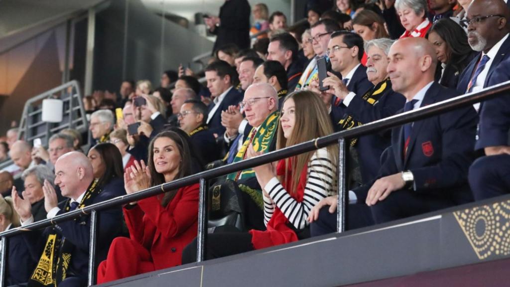 La esposa de Felipe VI y su hija menor disfrutan del partido.