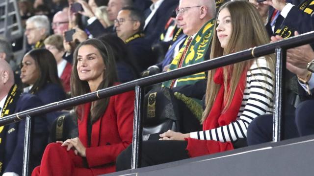 La Reina y la Infanta, en el palco del estadio.