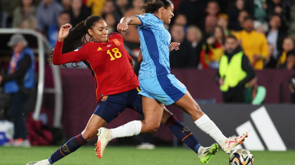 Salma Paralluelo trata de robar un balón.