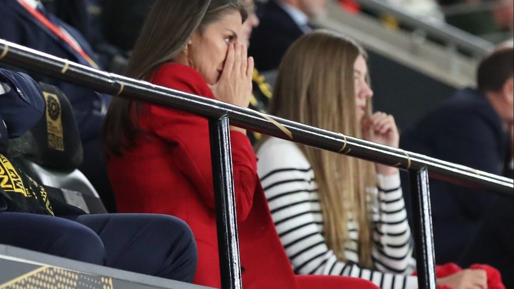 La Reina se tapa la cara en uno de los momentos del partido.