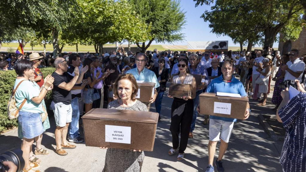 l ministro Félix Bolaños hizo entrega entrega a un grupo de familiares de Pajares de Adaja y de Navalmoral de la Sierra de restos de víctimas del franquismo procedentes del valle de Cuelgamuros.
