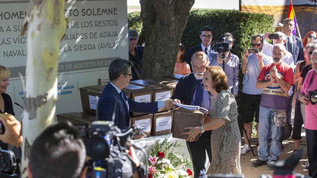 l ministro Félix Bolaños hizo entrega entrega a un grupo de familiares de Pajares de Adaja y de Navalmoral de la Sierra de restos de víctimas del franquismo procedentes del valle de Cuelgamuros.