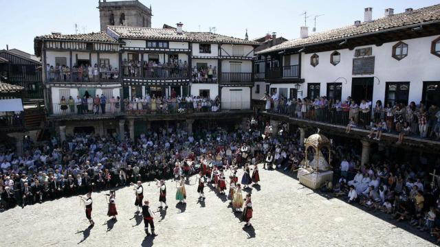Un pueblo salmantino durante la celebración de una de sus fiestas patronales