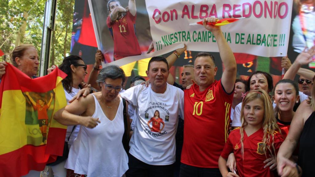 Los padres de Alba Redondo junto al alcalde de Albacete, Manuel Serrano.
