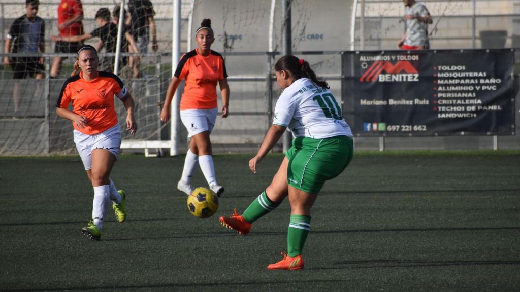 Rocío Nadales, jugando en el terreno de juego.