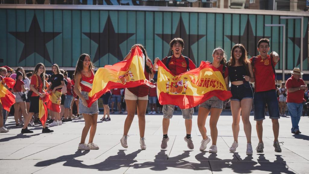 Fans en la entrada del WiZink Center antes del partido.