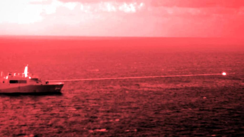 Barco lanzando un rayo láser