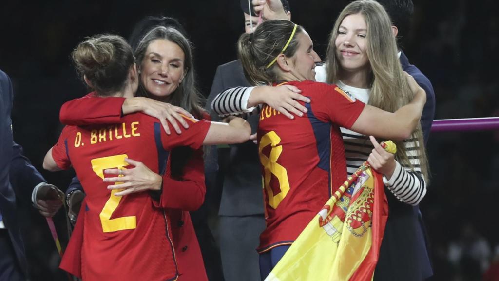 Letizia y su hija felicitan a la Selección Femenina en Sidney.