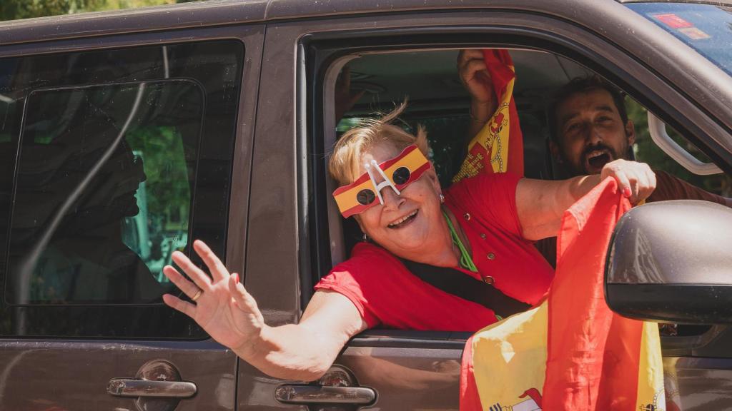 Al ganar, las calles de Madrid se han llenado de coches pitando y celebrándolo.