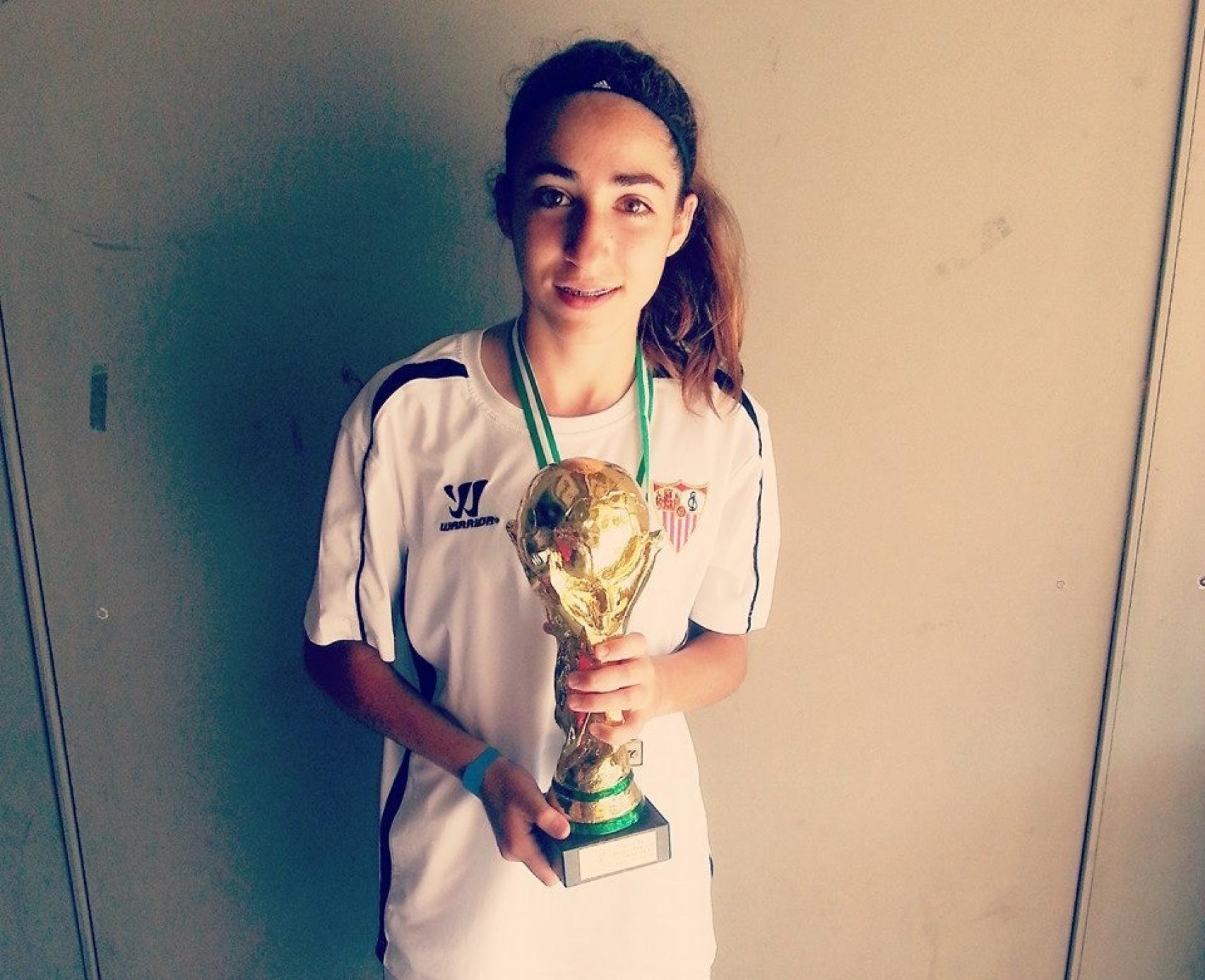 Olga Carmona, de niña con una réplica de la copa del mundo masculina