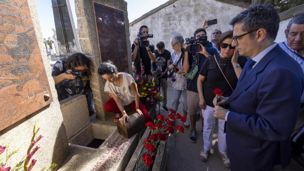 Félix Bolaños durante el acto de entrega a los familiares de los restos de víctimas del franquismo en Ávila