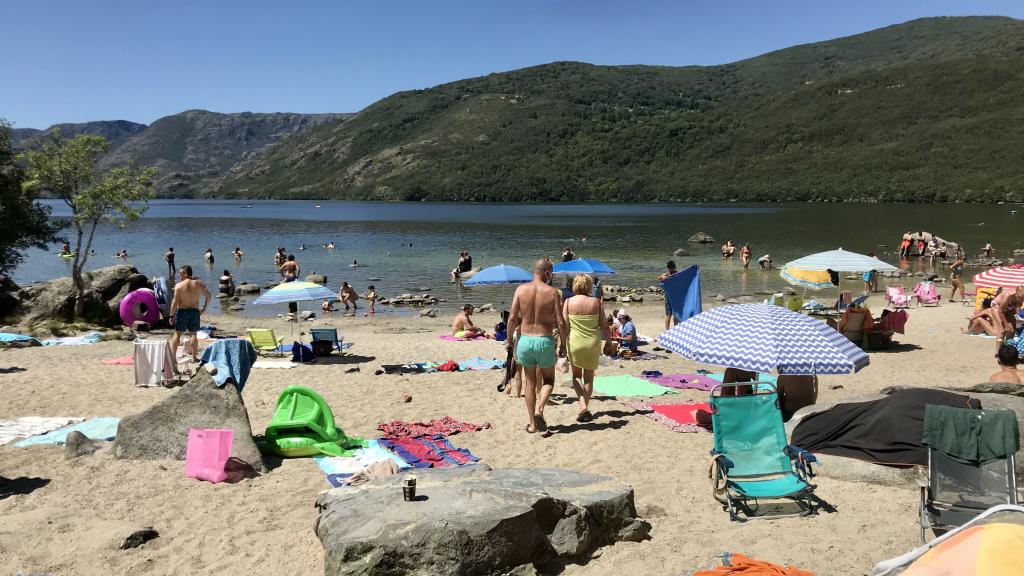 Turistas y vecinos de la zona se refrescan en la playa del Lago de Sanabria (Zamora).