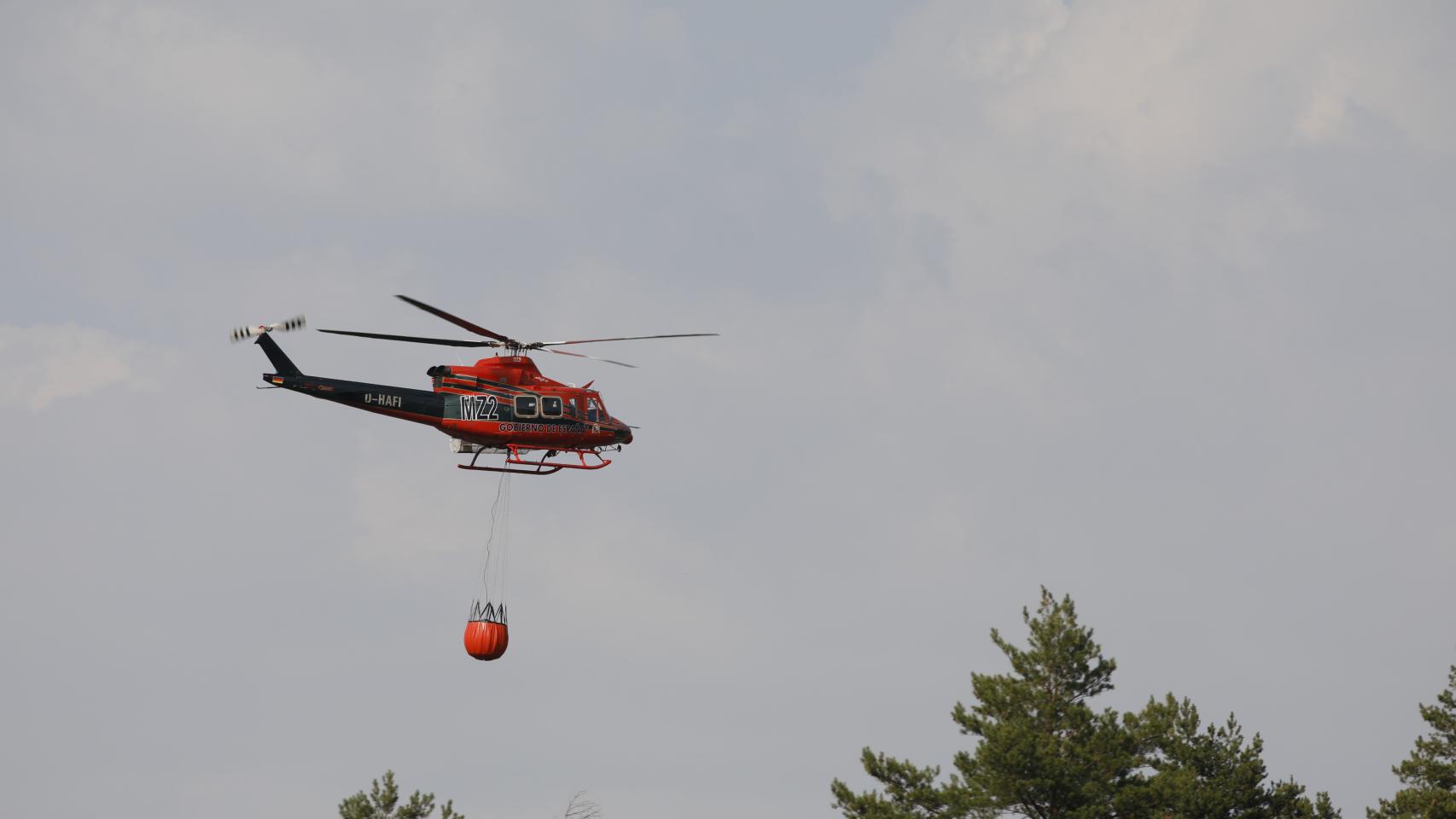 Un helicóptero de la Junta de Castilla y León intenta sofocar las llamas en un incendio en la provincia de Salamanca