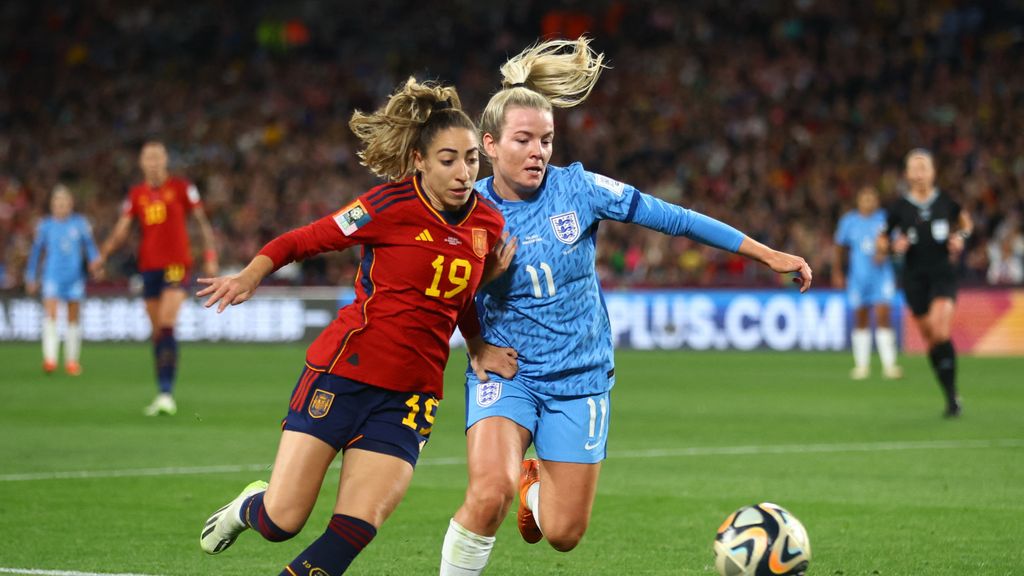 Olga Carmona disputa con Lauren Hemp un balón